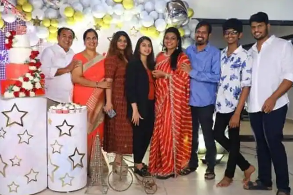 49 வயதில் பேரழகியாக ஜொலிக்கும் ரோஜா... அம்மாவையும் மிஞ்சிய மார்டன் உடையில் மகள்! | Roja Birthday Celebration Photos