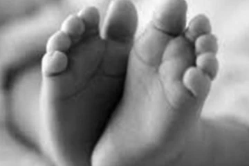 අවුරුදු තුන හමාරක දරුවාගේ ගෙල මිරිකා මරාදමා, සියදිවි නසාගනී..!