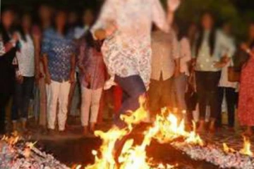 ප්‍රසිද්ධියේ ගිනි පෑගූ 26 හැවිරිදි තරුණිය පිලිස්සී මරුට..ඇයට රාත්‍රී සිදුවූ දේ මෙන්න.