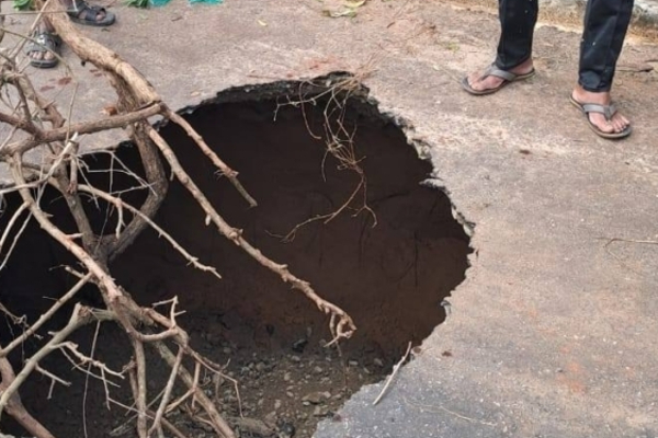 ஒட்டுசுட்டான் வீதியில் பாரிய பள்ளம்; கனரக வாகனம் செல்லத்தடை | Heavy Vehicles Banned From Oddusuttan Road