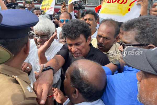 செம்மணி படுகொலைக்கு எதிரான ஆர்ப்பாட்டத்தில் அமைதியின்மை! குவிக்கப்பட்டுள்ள கலகமடக்கும் பொலிஸார் | Chemmani Massacre Protest Today