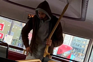 லண்டன் பேருந்தில் பயணி ஒருவரை பார்த்து முகம்சுழித்த சக பயணிகள்! தெளிவான புகைப்படங்களுடன் பொலிஸ் முக்கிய தகவல்