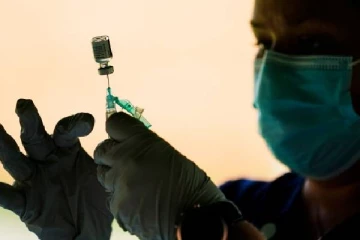 பல பேர்களுக்கு ஒரே நேரத்தில் 6 டோஸ் கொரோனா தடுப்பூசி: கனடாவில் சம்பவம்