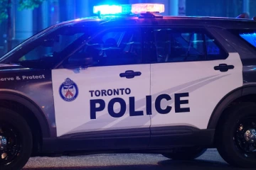 டொராண்டோவில் பெண்ணின் தலையில் கத்தியால் குத்திய நபரை தேடும் பொலிஸார்