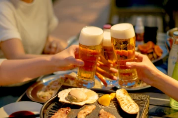 கரப்பான்பூச்சி பீர் குடிக்க அலைமோதும்  கூட்டம்; எங்கு தெரியுமா?