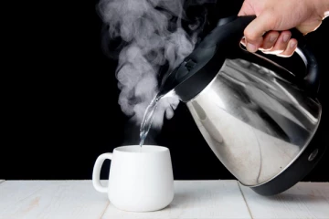 அதிக சூடான நீரைக் குடிப்பதால் இந்த பிரச்சினைகள் ஏற்படுமாம்! உஷார்