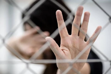 பெற்ற மகளை கர்ப்பமாக்கிய கொடூர தந்தை! கருவை கலைத்த தாய்..அதிர்ச்சி சம்பவம்