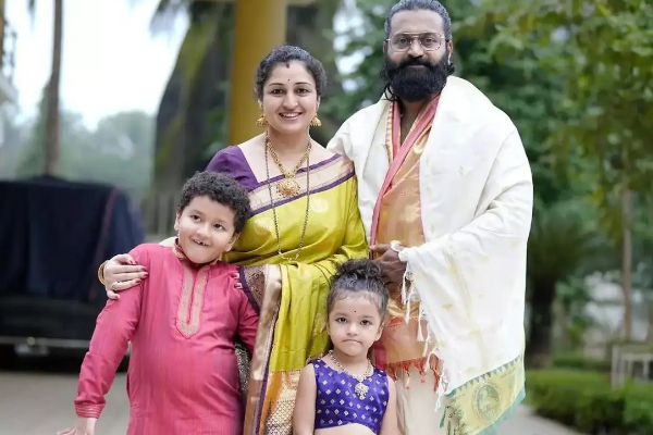 அன்று வாட்டர் பாட்டில் விற்றவர்., இன்று ஒட்டுமொத்த இந்தியாவை கொண்டாடும் சூப்பர் ஹீரோ | Kantara Fame Rishab Shetty Life Journey அன்று வாட்டர் பாட்டில் விற்றவர்., இன்று ஒட்டுமொத்த இந்தியாவை கொண்டாடும் சூப்பர் ஹீரோ | Kantara Fame Rishab Shetty Life Journey