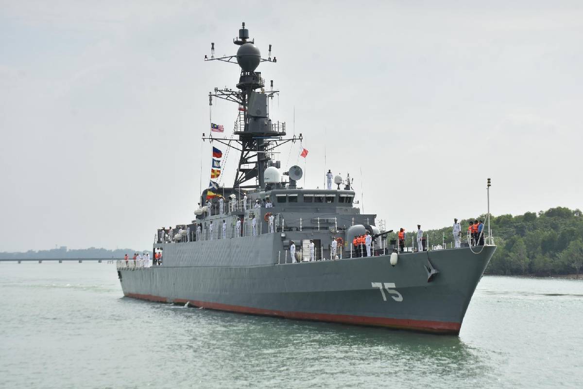 மூழ்கிக்கொண்டிருந்த ஈரான் கப்பலில் இருந்தவர்களை மீட்ட இலங்கை கடற்படை | Srilanka Rescue Sailors From Sinking Iran Ship