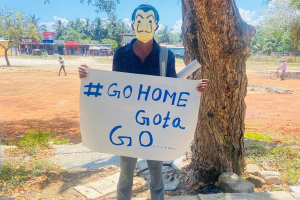 அரசுக்கு எதிராக மன்னாரில் தனி நபர் போராட்டம் (படங்கள்) - ஐபிசி தமிழ்