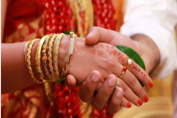 தனிமையில் வாடிய தாய்! 59 வயதில் இரண்டாவது திருமணம் செய்து வைத்த மகள்கள் | Kerala Daughter Doing Mothers 2Nd Marriage