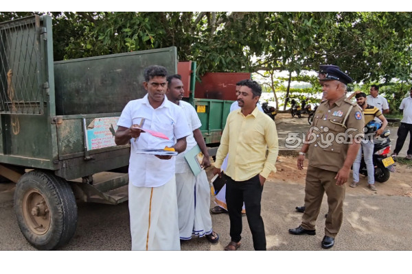 மட்டக்களப்பில் அபிவிருத்தி குழு கூட்டத்திற்கு கழிவு அகற்றும் உழவு இயந்திரத்தில் வந்த தவிசாளர்கள் | Pilgrims Arrived In The Ploughing Machine Batti