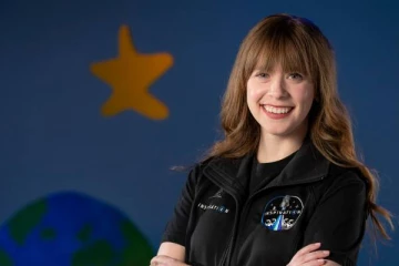 ஸ்பேஸ் எகஸ் விண்கலத்தில் பயணித்த புற்றுநோயிலிருந்து மீண்ட பெண்