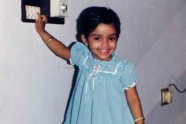 இந்த புகைப்படத்தில் இருக்கும் சிறுமி யார் என தெரிகிறதா? தமிழ் சினிமாவில் முன்னணி நடிகையாக இருந்தவர்.. | Fans Favourite Actress Childhood Photo Gone Viral இந்த புகைப்படத்தில் இருக்கும் சிறுமி யார் என தெரிகிறதா? தமிழ் சினிமாவில் முன்னணி நடிகையாக இருந்தவர்.. | Fans Favourite Actress Childhood Photo Gone Viral