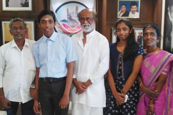 நடிகர் ரஜினியை சந்தித்து ஆசிப்பெற்றார் பிரக்ஞானந்தா - சர்ப்ரைஸ் கிப்ட் கொடுத்து அசத்திய ரஜினி - தமிழ்நாடு