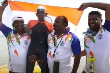 நீச்சலில் சாதனை படைத்த 14 வயது சிறுவன்! குவியும் பாராட்டுக்கள் (காணொலி)