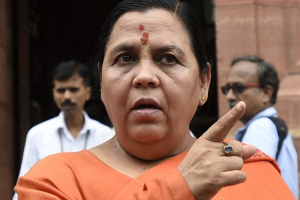 செருப்புகளை தூக்கவே அரசு அதிகாரிகள்: பாஜக முன்னாள் முதலமைச்சர் சர்ச்சை பேச்சு | Bjp Ex Cm Uma Bharti Controversial Speech