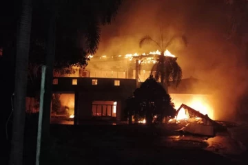 மகிந்த ராஜபக்சவின் இல்லத்திற்கு தீ வைப்பு (Video)