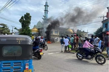 திருகோணமலை படகு விபத்து விவகாரம்! நடுவீதியில் டயர்களை கொழுத்தி ஒன்று குவிந்த மக்கள் -  கிண்ணியாவில் பரபரப்பு (காணொளி)
