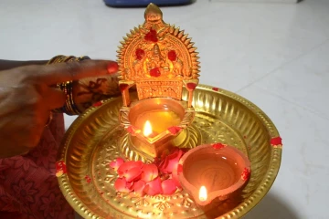 வீடுகளில் செல்வம் பெருக புதன்கிழமை காமாட்சி அம்மன் விளக்கு வழிபாடு செய்வது எப்படி?