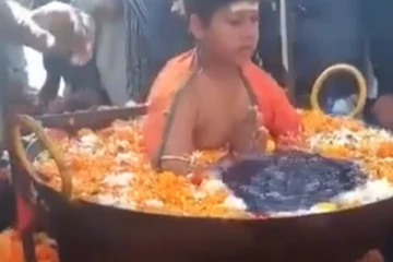 கொழுந்து விட்டு எரியும் நெருப்பு...கொதிநீரில் அமர்ந்து அதிசயம் செய்த சிறுவன்! பதற வைக்கும் காட்சி