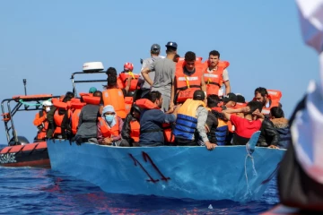 புலம்பெயர்ந்தோர் சென்ற படகு நடுக்கடலில் மூழ்கி விபத்து! வெளியான தகவல்