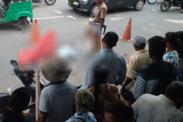 காலி தேசிய வைத்தியசாலைக்கு முன்பாக குழப்பத்தை ஏற்படுத்திய சடலம் | Dead Body In Front Of Galle National Hospital