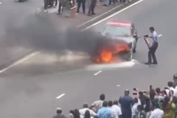 கொழும்பு விமானப்படை தள பகுதியில் ஏற்பட்ட பரபரப்பு! | Private Vehicle Are On Fire