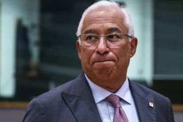 கண்ணீருடன் பதவியை ராஜினாமா செய்த பிரதமர்!