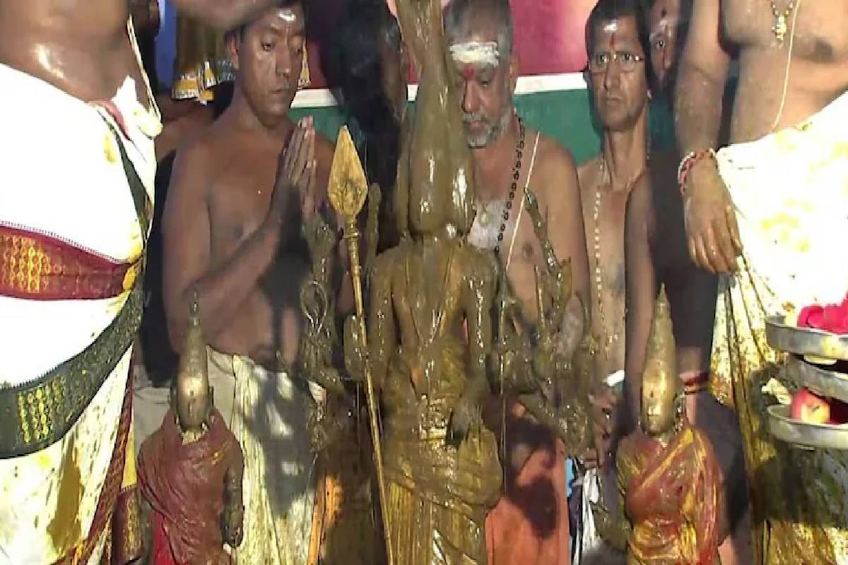 திருச்செந்தூரில் வேலேந்திய கையுடன் தேர்தல் வெற்றிக்கு வழிபாடு செய்த விஜய் | Tvk Vijay In Tiruchendur Visite Viral Photos