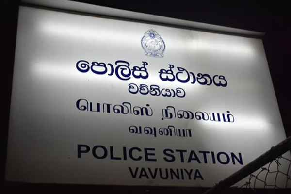 வவுனியாவில் சி.ஐ.டி என்று பொது மக்களை ஏமாற்றியவர் பொலிஸாரால் அதிரடி கைது! | In Vavuniya The Man Public Cit Arrested Police