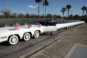 நீச்சல் குளம், ஹெலிபேட் அனைத்தும் உள்ள உலகின் மிக நீளமான கார்: எது தெரியுமா?