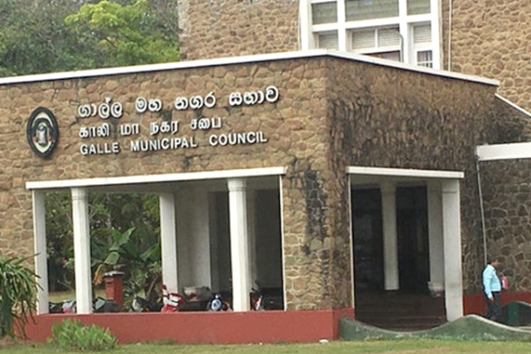 காலி மாநகர சபை கூட்டத்தில் குழப்பம்! போத்தல்களைக் கொண்டு தாக்குதல் | Chaos Erupts Galle Municipal Council Meeting