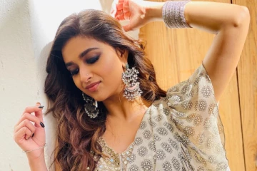 தங்க நகையுடன் அழகாக மின்னும் நடிகை கீர்த்தி சுரேஷ்.. எப்படி இருக்கிறார் பாருங்க