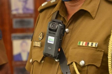 தனது சகோதரியை கத்தியால் தாக்கிய பொலிஸ் அதிகாரிக்கு நேர்ந்த கதி!