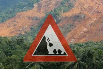 අධික වර්ෂාවත් සමඟ ප්‍රධාන මාර්ගක දරුණු නායයෑමක්
