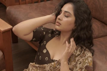 சேலையிலும் இவ்வளவு கிளாமரா.. ஸ்ருஷ்டி டாங்கே லேட்டஸ்ட் போட்டோஷூட்