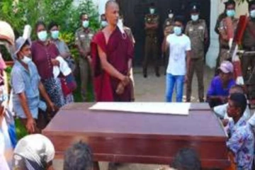 ඇමති නිවසක් ඉදිරිපිට විරෝධතා කරුවන් පිරිසක් මිනී පෙට්ටියක් තබා පාංශකූලය දෙයි