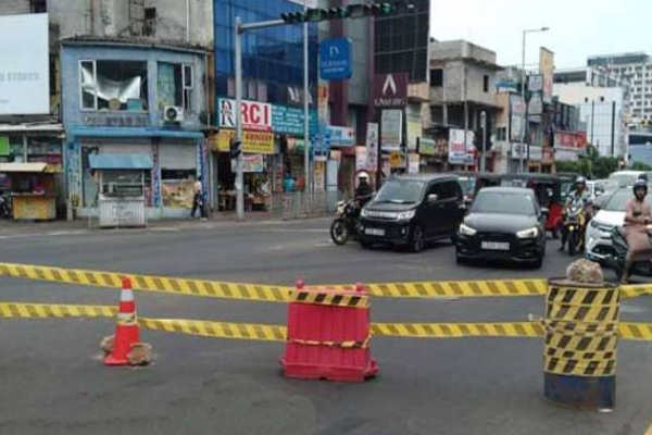 வௌ்ளவத்தையில் திடீரென எற்பட்ட நிலம் தாழிறக்கம்! வாகன போக்குவரத்து தடை | Wellawatta Sinkhole Vehicular Movement Disrupted வௌ்ளவத்தையில் திடீரென எற்பட்ட நிலம் தாழிறக்கம்! வாகன போக்குவரத்து தடை | Wellawatta Sinkhole Vehicular Movement Disrupted