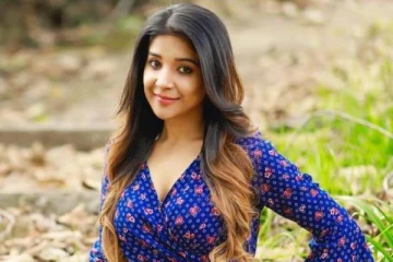 புதிய கார் வாங்கிய பிக்பாஸ் புகழ் நடிகை சாக்ஷி அகர்வால்- காருடன் நடிகை கொடுத்த போஸ்