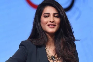 சிறுவயதில் முதன்முறையாக மேடையில் பாடல் பாடிய நடிகை ஸ்ருதிஹாசன்- அவரே வெளியிட்ட வீடியோ