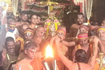 ஸ்ரீரங்கத்தில் வைகுண்ட ஏகாதசி பெருவிழா - நம்பெருமாள் மூலஸ்தானத்திலிருந்து புறப்பட்டு சென்ற புகைப்படம்