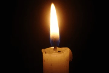 அதிர்ச்சி.. பிரபல இயக்குநரின் மனைவி திடீர் மரணம்... சோகத்தில் ரசிகர்கள்