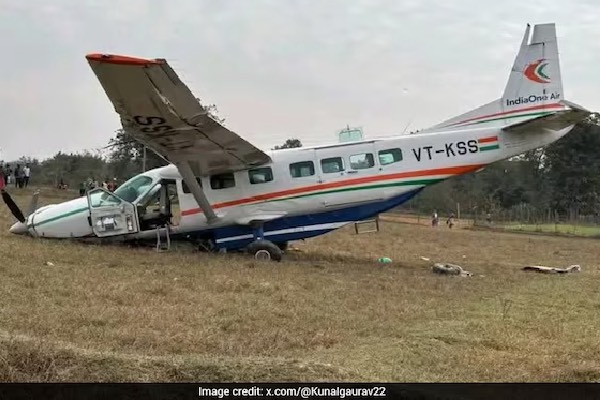 தரையிறங்கிய முயன்ற விமானம் ஏற்பட்ட விபரீதம்: காயங்களுடன் உயிர் தப்பிய 6 பயணிகள் | Private Plane Accident In Odisha 6 Injured தரையிறங்கிய முயன்ற விமானம் ஏற்பட்ட விபரீதம்: காயங்களுடன் உயிர் தப்பிய 6 பயணிகள் | Private Plane Accident In Odisha 6 Injured