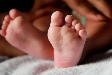 பெற்றோருடன் கட்டிலில் உறங்கிக் கொண்டிருந்த இரண்டு வயது குழந்தைக்கு நடந்த துயரம்