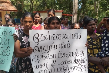 அதிகாரிகளுக்கு ஆதரவு தெரிவித்து கிளிநொச்சியில் கவனயீர்ப்பு ஆர்ப்பாட்டம் (Photos)