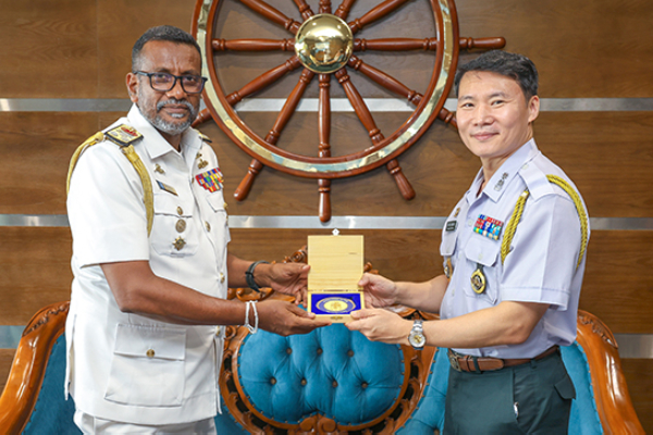 இலங்கை கடற்படைத் தளபதியை சந்தித்த லெப்டினன்ட் கேணல் ஹான் ஜொங்ஹூன் | Lt Col Han Jonghoon Met Priyantha Perera