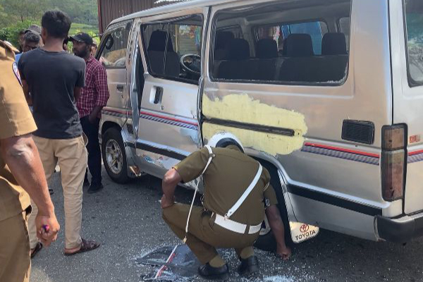 லொறி - பாடசாலை வேன் விபத்து ; மாணவர்கள் இருவர் உட்பட 3 பேர் காயம் | Lorry School Van Accident Nanu Oya லொறி - பாடசாலை வேன் விபத்து ; மாணவர்கள் இருவர் உட்பட 3 பேர் காயம் | Lorry School Van Accident Nanu Oya