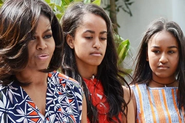 ஒவ்வொருமுறை அவர்கள் தனியாக பயணப்படும் போதும் கவலைப்படுகிறேன்: மகள்கள் குறித்து மிச்செல் ஒபாமா உருக்கம்