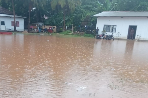 வெள்ளத்தில் தத்தளிக்கும் சுன்னாகம் பொலிஸ் நிலையம் | Jaffna Chunnakam Police Station Reels Under Flood